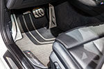 BMW 320d mit BMW M Performance Komponenten: Fussmatten vorne (96 Euro) und Pedalauflagen Edelstahl (128 Euro)