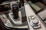 BMW 320d mit BMW M Performance Komponenten: Mittelkonsolenblende Gangwahlschalter aus Carbon und Alcantara (110,50 Euro)