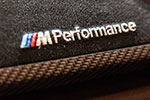 BMW 320d mit BMW M Performance Komponenten: Interieurleisten Carbon mit Alcantara (710 Euro)