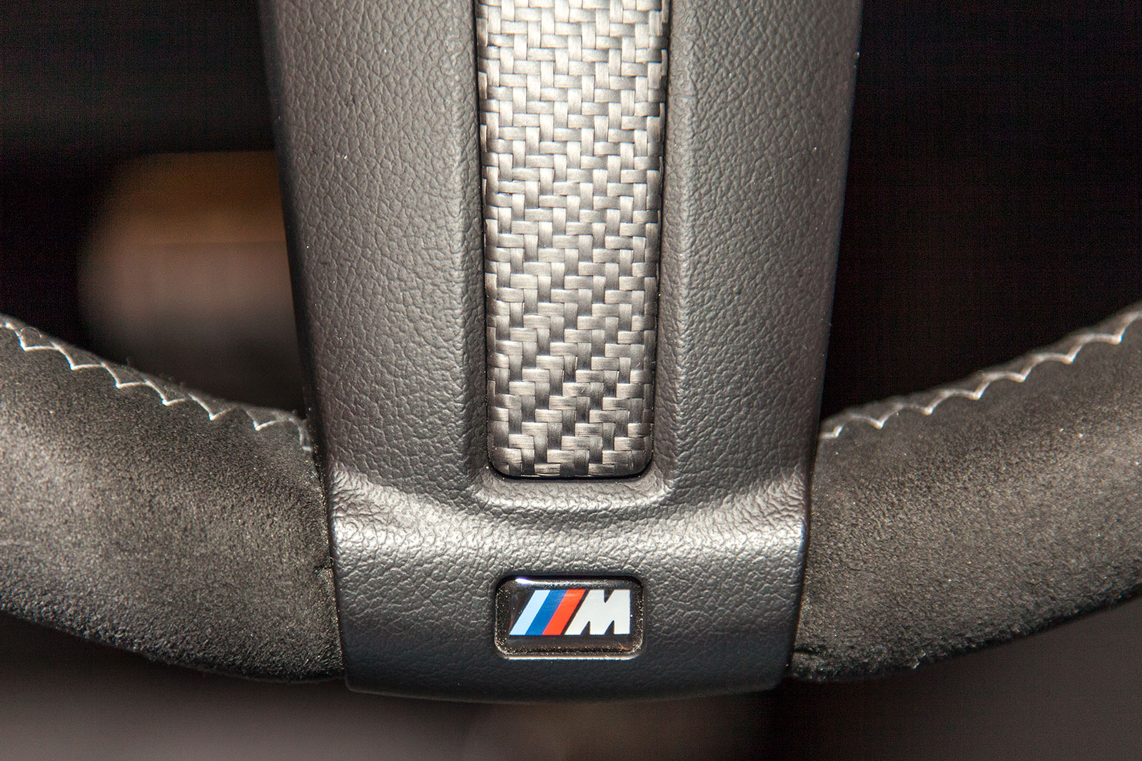 Foto: BMW 435i mit BMW M Performance Komponenten: Lenkrad II Alcantara mit  Carbonblende und Race-Display (1.340 Euro) (vergrößert)