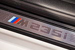BMW M235i mit BMW M Performance Komponenten: Schriftzug in der Einstiegsleiste