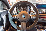 BMW M235i mit BMW M Performance Komponenten: Lenkrad II Alcantara mit Carbonblende und Race-Display (1.340 Euro)