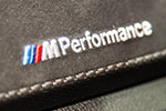 BMW M235i mit BMW M Performance Komponenten: Alcantara Schriftzug im Innenraum