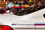 BMW M4 mit BMW M Performance Komponenten: Motorsportstreifen Seite (218 Euro)
