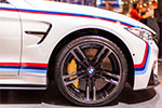 BMW M4 mit BMW M Performance Komponenten: orig. BMW M Felge mit gelben Bremssattel
