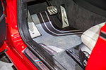 BMW X4 xDrive35d mit BMW M Performance Komponenten: Fussmatten vorne (186 Euro) und Pedalauflagen Edelstahl (128 Euro)