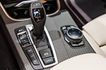 BMW X4 xDrive35d mit BMW M Performance Komponenten: Blende für Gangwahlschalter aus Carbon (186 Euro)