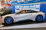 BMW i8 auf dem Stand von H und R, auf OZ Leggera HLT Leichtmetallrädern in blauer Sonderlackierung