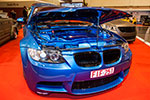 BMW 320d (E90) mit komplett in blau gehaltenen Motorraum