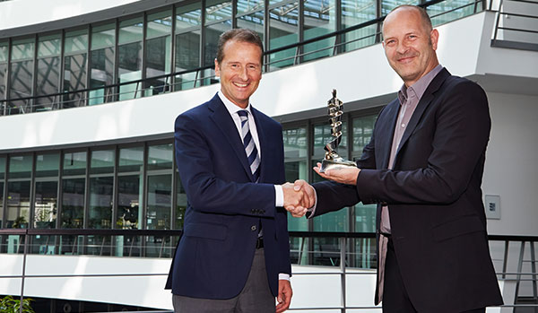 Übergabe des 12. Internet Award von Thomas Weiss, Chefredakteur AutoScout24, an Dr. Herbert Diess, BMW Group Vorstand, Entwicklung.