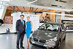 Thomas Muderlak, Leiter der BMW Welt und Karolína Kurková, BMW Markenbotschafterin