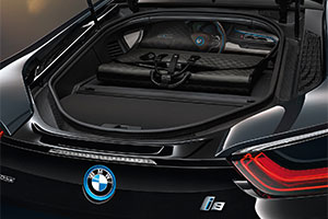 Die mageschneiderte Kleiderschutzhlle 'Garment Bag i8' aus Carbon auf der Heckablage des BMW i8.