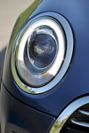 MINI Cooper (F56) in Deep Blue Metallic mit weissem Dach on location in Puerto Rico