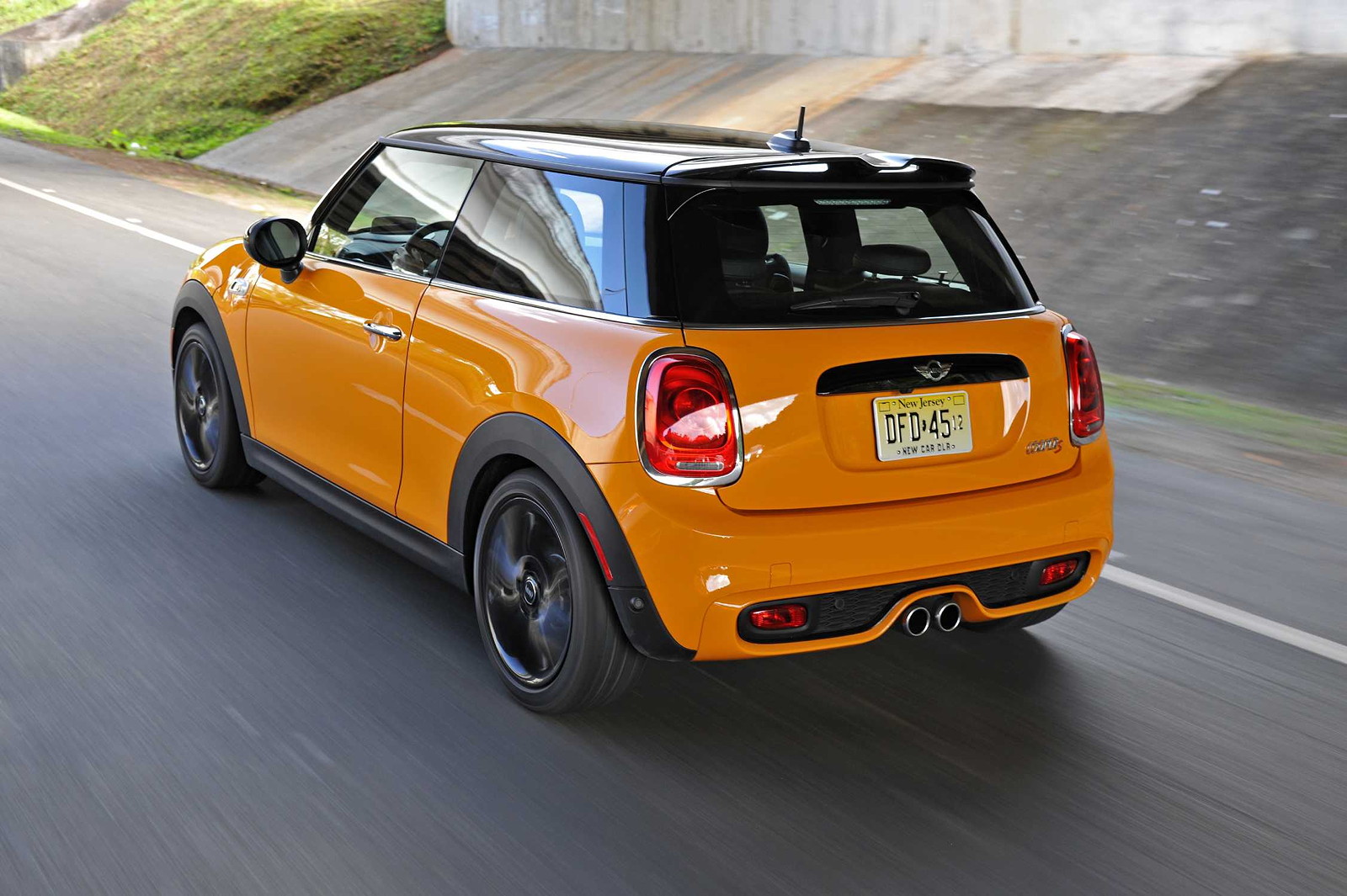 Foto: MINI Cooper S (F56) in Volcanic Orange on location in Puerto Rico ...