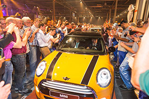 Seine Majestt Willem-Alexander, Knig der Niederlande, und Wim van der Leegte, Vorstandsvorsitzender der VDL Groep, fahren im ersten MINI vom Montageband in der VDL Nedcar Fabrik in Born