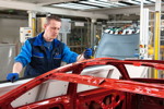 BMW Werk Mnchen Produktion, Lackiererei, Vorbereitung zum Kleben des CFK-Dach BMW M4 Coup