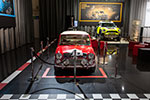 Morris Mini Cooper S - Rallye Werkswagen '33 EJB' neben dem MINI All4Racing