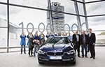 Xaver Bittl mit Hermann Bohrer, Leiter BMW Group Werk M&uuml;nchen, Helmut K&auml;s, Leiter der BMW Welt, und Mitarbeitern aus dem BMW Group Werk M&uuml;nchen, bei der &Uuml;bergabe der zehnmillionsten BMW 3er Limousine in der BMW Welt.