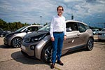 Bundesminister fr Verkehr und digitale Infrastruktur Alexander Dobrindt mit einem BMW i3