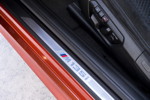 BMW M135i, Facleift 2015, Modell 21, Interieur, Typbezeichnung in der Einstiegsleiste
