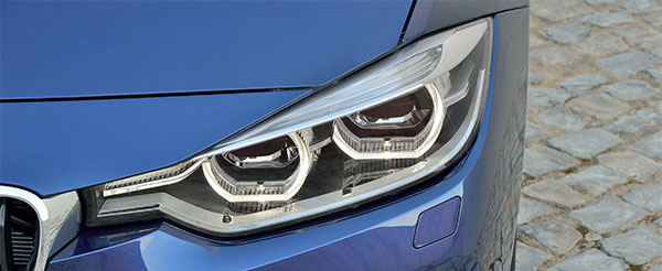 Die neue BMW 3er Limousine. Modell M Sport Line. Neu designte Scheinwerfer und Frontspoiler.