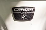 Carbon Core Schild auf der B-Säule des BMW 740i mit M Sportpaket