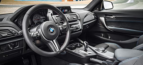BMW M2, M typisch gestaltetes Interieur mit Sportsitzen, M Sportlenkrad und M Schalthebel