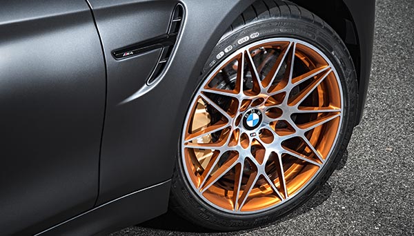 BMW M4 GTS auf M Leichtmetallrädern 9,5 J x 19 vorn und 10,5 J x 20 hinten. Exklusives Design Sternspeiche 666 M in Acid Orange, geschmiedet und glanzgedreht.