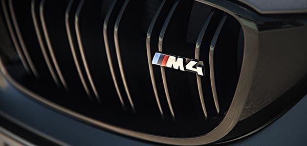 BMW M4 GTS, M4 Schriftzug in der Niere