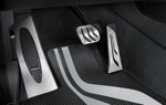 BMW X6 M mit BMW M Performance Parts: Fussmatte und Pedalauflagen in Edelstahl.