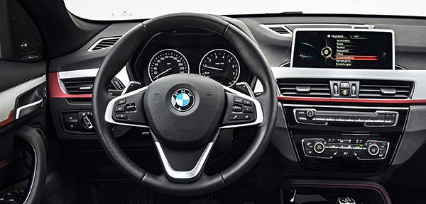 BMW X1 xDrive25i - Sport Line, Innenraum: Leder Dakota Schwarz mit Perforierung, Kontrastnähte Rot - Interieurleiste, Aluminium Längsschliff, fein, Akzentleiste Korallrot, matt.