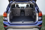 BMW X1 xDrive25i, Modell Sport Line, Mediterranblau, Interieur: Kofferrum, geteilt umklappbare Fondsitze