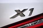 BMW X1 xDrive20d, Mineralweiss metallic, Typschild am Heck