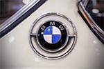 BMW 2000 CS mit BMW Logo auf der C-Säule