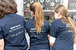 Girls go Technik im BMW Werk Berlin: Die unternehmenseigene Initiative soll die Neugier junger Frauen auf technische Berufe wecken.