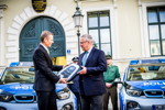 Peter van Binsbergen bergibt dem bayerischen Innenminister Joachim Herrmann drei BMW i3 Polizeieinsatzfahrzeuge vor dem Innenministerium in Mnchen.