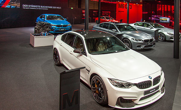 BMW M auf der IAA 2015 mit dem BMW X6 M, BMW M3, BMW M5, BMW M4 und BMW M6 Gran Coupé (von links)