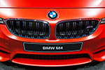 BMW M4, Niere mit schwarz lackierten Doppelstäben und M Logo