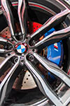 BMW X6 M, gelochte Bremsscheibe und lackierter Bremssattel