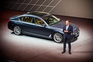 Ian Robertson stellt die neue BMW 7er-Reihe auf der IAA vor
