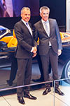 Rolls-Royce CEO Torsten Müller-Ötvös (links) bei der Weltpremier des Dawn