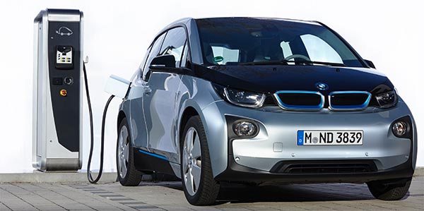 Passt berall dran: Der BMW i3 ist kompatibel mit allen gngigen Ladesulen weltweit