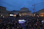 Abendstimmung bei 'Oper fr alle' 2015: bertragung von 'Manon Lescaut' auf dem Max-Joseph-Platz, 31.05.201