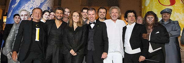 Abschlussapplaus vor der Oper mit allen Künstlern und Beteiligten: u.a. Nikolaus Bachler, Jonas Kaufmann, Kristine Opolais, Peter Mey, Thomas Gottschalk, Alain Altinoglu (v.r.n.l.)