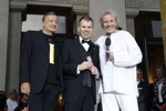 Intendant der Bayerischen Staatsoper Nikolaus Bachler, BMW Niederlassungsleiter München Peter Mey und Moderator Thomas Gottschalk beim Schlussapplaus vor der Oper, 31.07.2015.