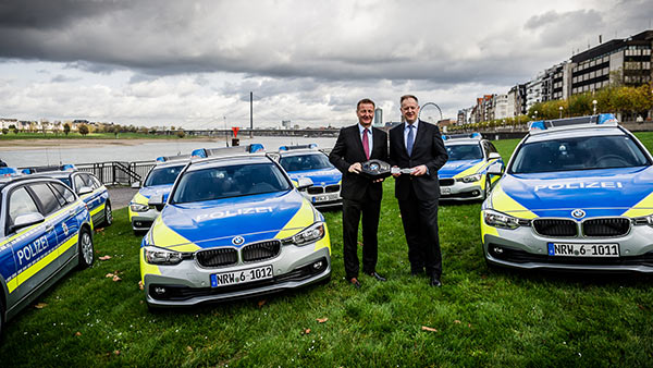 Ralf Jger, Innenminister von Nordrhein-Westfalen, nimmt die ersten zwlf BMW 318d entgegen