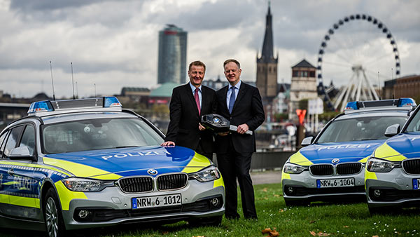 Ralf Jäger, Innenminister von Nordrhein-Westfalen, nimmt die ersten zwölf BMW 318d Touring entgegen
