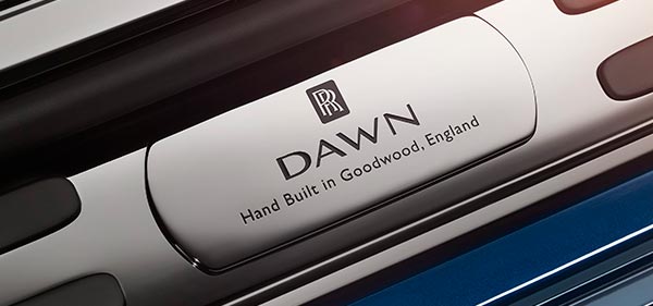 Rolls-Royce Dawn, Einstiegsleiste mit Schriftzug 'Hand Built in Goodwood, England' width=