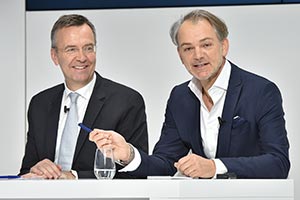 Maximilian Schöberl, Leiter Konzernkommunikation und Politik, BMW Group, Adrian van Hooydonk, Senior Vice President BMW Group Design.