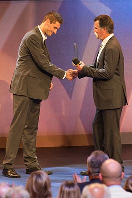 Handball-Europameister und Nationaltorwart Carsten Lichtlein erhielt aus der Hand des frhreren Bundestrainers Heiner Brand die Auszeichnung 'Botschafter des Bayerischen Sports'.